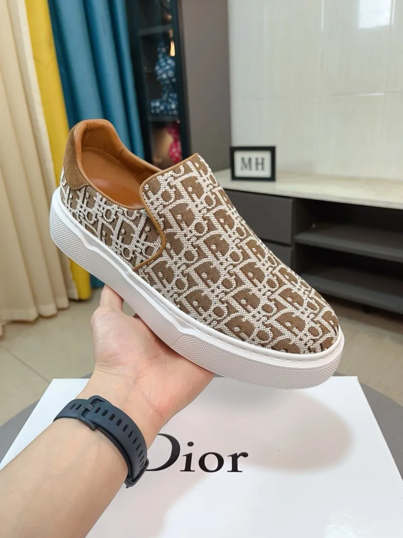 Men's men's shoes 💰380🌸🌸[Dior] 25ss new product B01 moral training shoes. The toe dimension design of the couple's style is a bit wider. The upper foot comfort is perfect. The threads are beautiful. Perfectly adaptable to trousers. Decorated with various classic details. It is an ideal choice for daily styling. Can be matched with various casual items to create exquisite looks. Fabric: top layer cowhide/lining sheepskin TPU original outsole Code number: 38-44, 45 customized